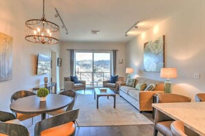 Smart TV - Three Bed Three Bath Central Downtown Condo (Asheville)