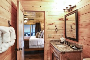 3 habitaciones, tabla de planchar con plancha y cuna de viaje 