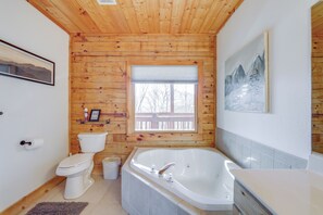 Towels - Deck & Mtn Views! Luxe Log Cabin in Waynesville (Waynesville)