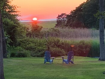 SUNSET BAY COTTAGE HotTub,OutdoorShower,Kayaks,Bikes,NatureTrail