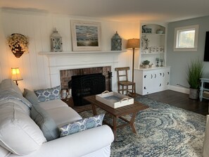 Smart TV, caminetto, lettore DVD, libri