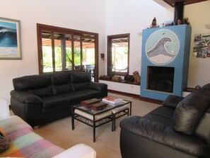 Televisión, chimenea, libros, est éreo