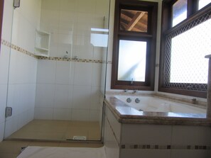 Badewanne, Handtücher, Seife, Toilettenpapier
