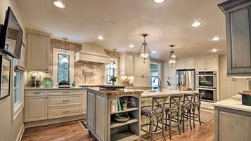 Fridge, microwave, stovetop, dishwasher