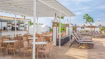 屋外ダイニングエリア