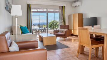 テレビ、DVD プレーヤー、卓球台