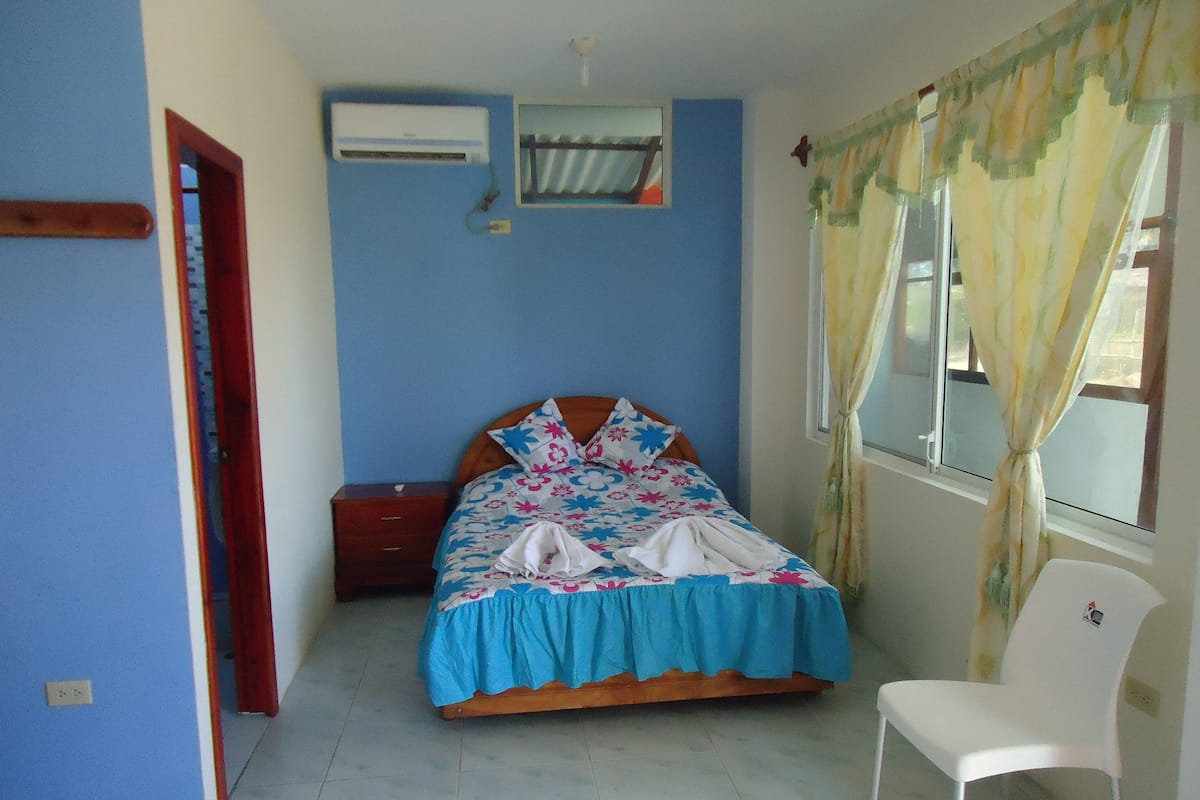 Habitación básica doble, 1 cama matrimonial, baño privado | Caja de seguridad en la habitación y wifi gratis