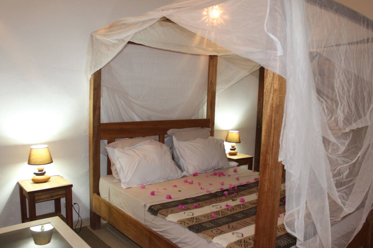 Premium bedding, Select Comfort beds, blackout drapes, cribs (free)
