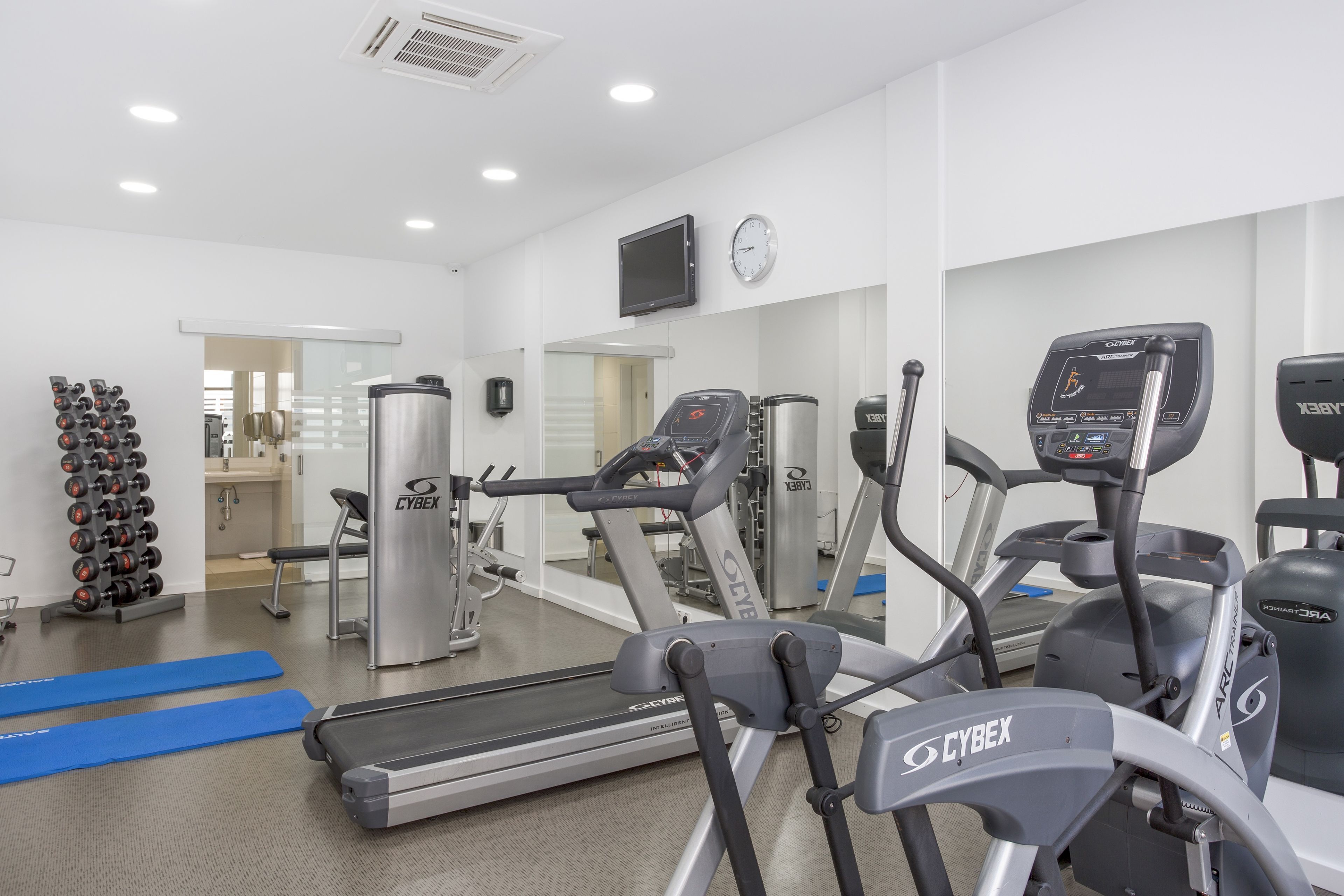 Ett gym med löpband, crosstrainers och styrketräningsmaskiner.