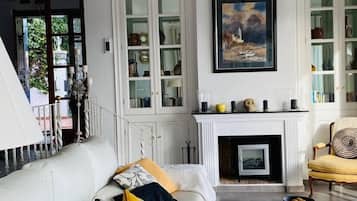 Smart-tv, een open haard, een dvd-speler en boeken
