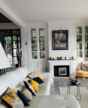 Smart TV, fireplace, DVD player, books