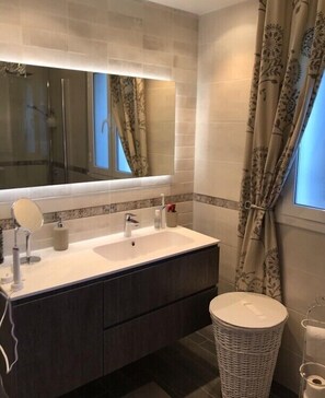 Combined shower/tub, hair dryer, towels, soap - HOME WITH AMAZING VIEWS , OVERLOOKING THE FESTIVAL TOWN OF SITGES WITH POOL GYM (Sitges)