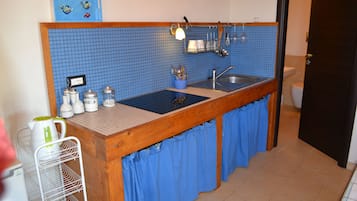 Fridge, oven, stovetop, coffee/tea maker
