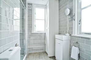Shower, hair dryer, towels - Stylish Edinburgh Suite in the City Centre (Edinburgh)