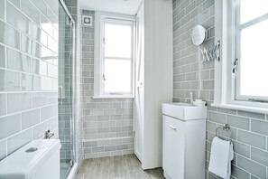 Douche, séchoir à cheveux, serviettes fournies