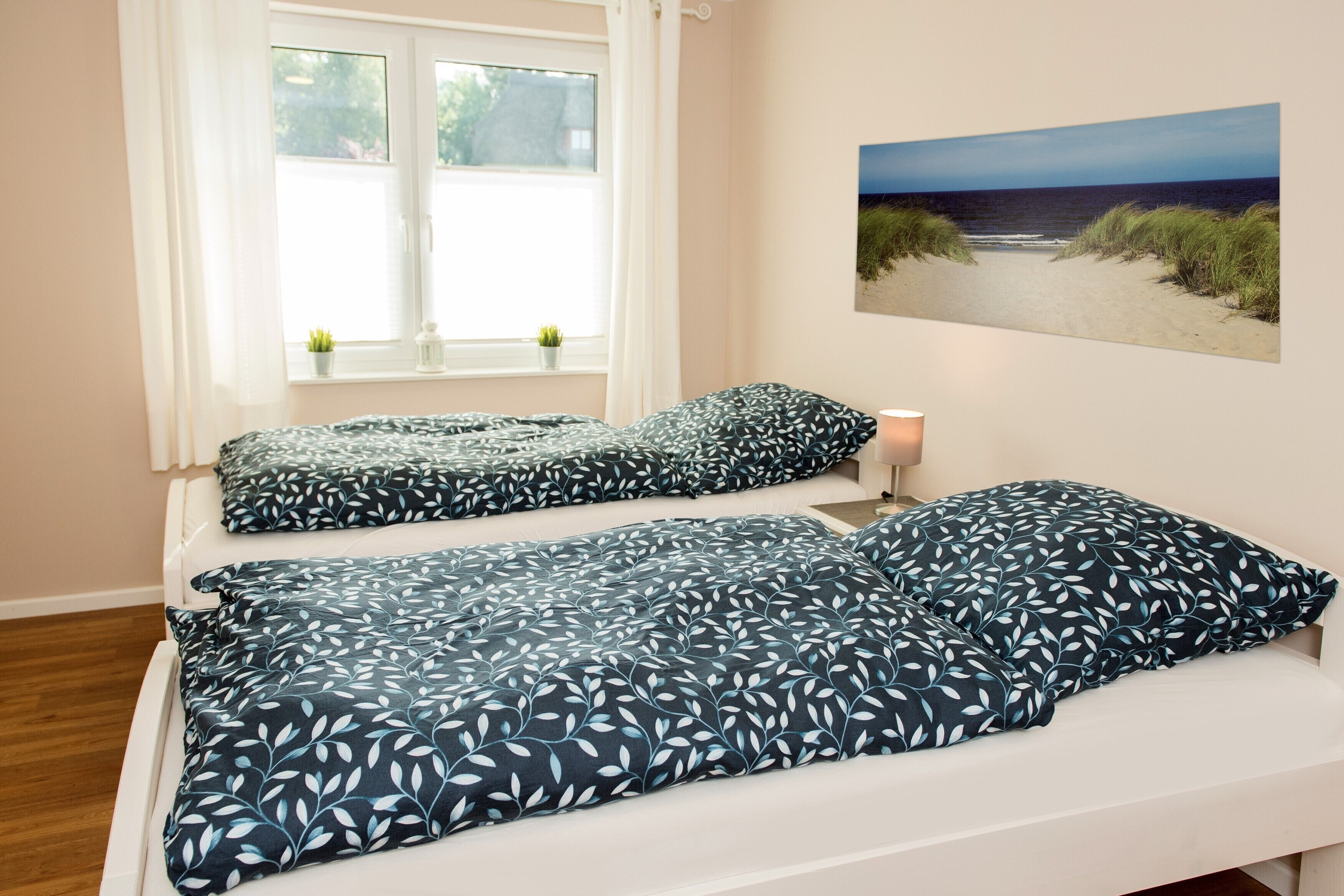 3 間睡房、房內夾萬、書桌、熨斗/熨衫板