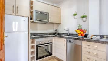 Geladeira, micro-ondas, fogão, lava-louças