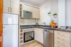 Kühlschrank, Mikrowelle, Ofen, Geschirrspüler