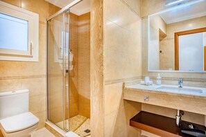 Douche, séchoir à cheveux, serviettes fournies