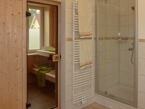 Regadera, secadora de cabello, bidet, toallas