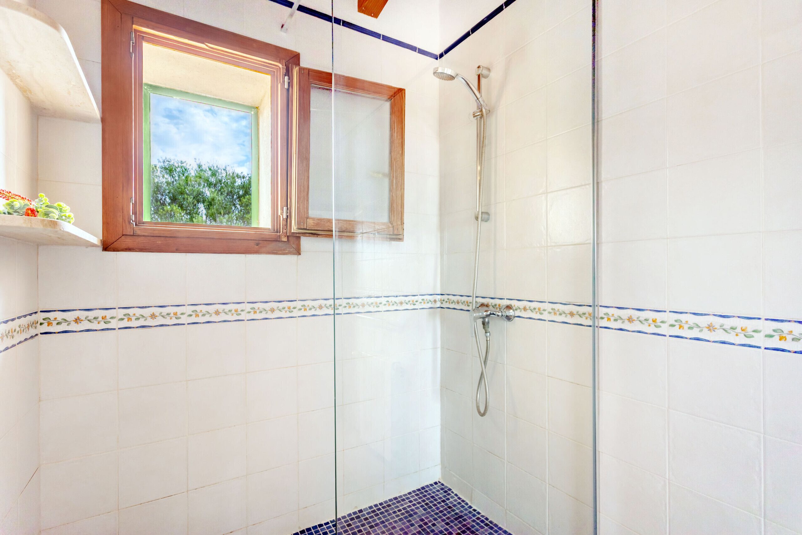 Bathtub, jetted bath, hair dryer, towels