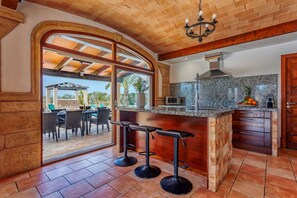 Frigorífico, microondas, horno y lavavajillas