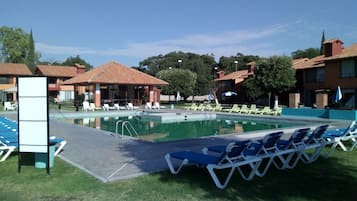 2 kolam renang outdoor, dengan kursi berjemur