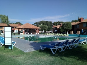 2 piscinas externas, funciona das 8h às 20h, espreguiçadeiras