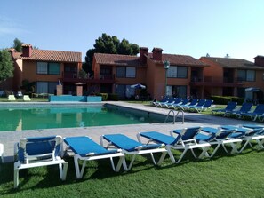 2 piscinas externas, funciona das 8h às 20h, espreguiçadeiras