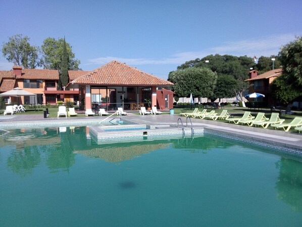 2 outdoor pools, open 8:00 AM to 8:00 PM, sun loungers - Villa 42 La Rinconada, Tequisquiapan (Tequisquiapan)