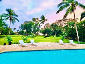Una piscina al aire libre, una piscina climatizada