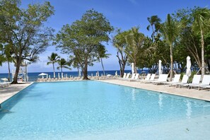 Outdoor pool, a heated pool - 10,000 Sq.Ft, Ocean and Golf Course beautiful View Sleeps 14 (La Romana)