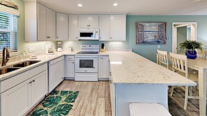 Fridge, microwave, oven, stovetop - Large Fenced Yard, Screened in Porch, Golf Cart Access (Port Aransas)