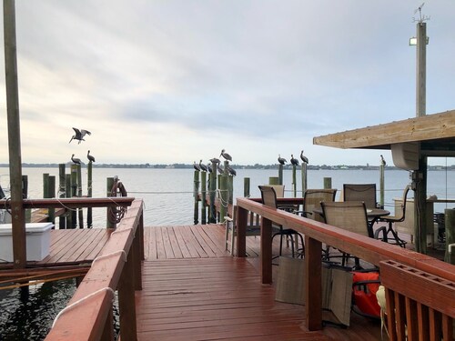 Beautiful Pet Friendly Island Waterfront Apartment, 100Ft Fishing Dock and Tiki.