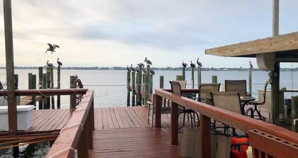 Beautiful Pet Friendly Island Waterfront Apartment, 100Ft Fishing Dock and Tiki.