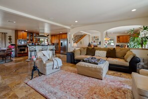 Télévision, cheminée, lecteur de DVD, livres