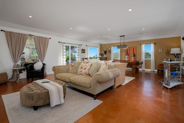 TV, fireplace, DVD player, books