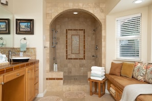 Combined shower/bathtub, jetted bath, hair dryer, towels - Luxe Home on Boutique Farms with Animals -5 mins from Beach (Arroyo Grande)