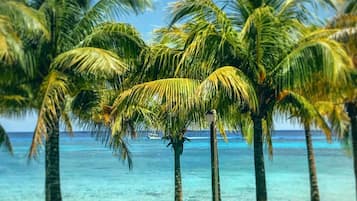 PĂ„ stranden, solstolar och strandhanddukar