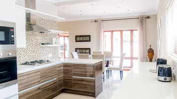 Micro-ondes, four, lave-vaisselle, bouilloire électrique