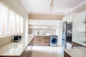 Mikrobølgeovn, ovn, oppvaskmaskin og vannkoker