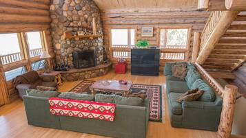 TV connectée, cheminée, lecteur de DVD, table de tennis de table