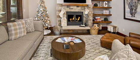 Una Smart TV, una chimenea, libros, un reproductor estéreo