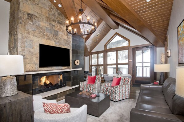 Una Smart TV, una chimenea, libros, un reproductor estéreo