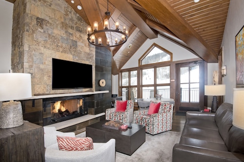 Renovated Ski-in/Ski-Out Condo | Great Location | Hot Tub & Pool