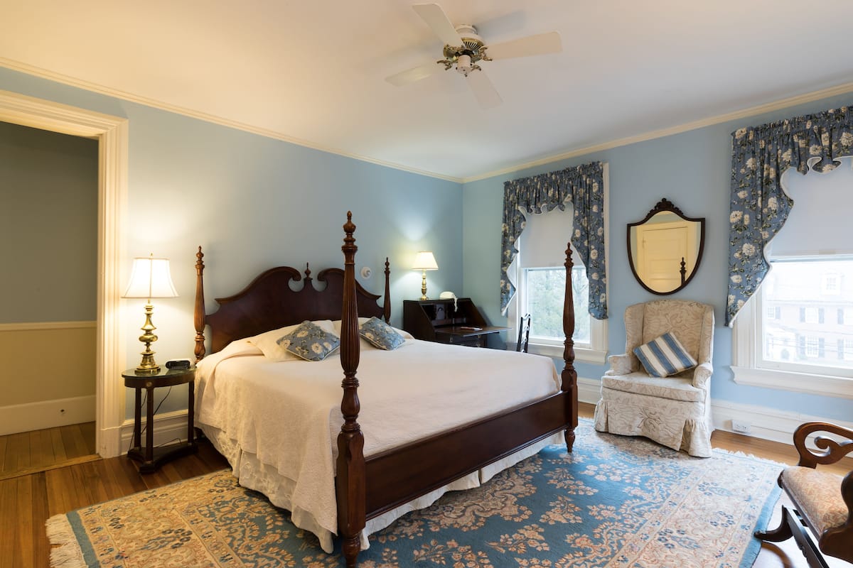 Premium Room, 1 King Bed, Non Smoking, Private Bathroom | 1 bedroom, individually decorated, individually furnished