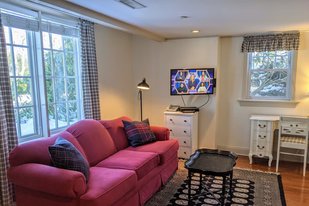Standard Room | 1 bedroom, individually decorated, individually furnished