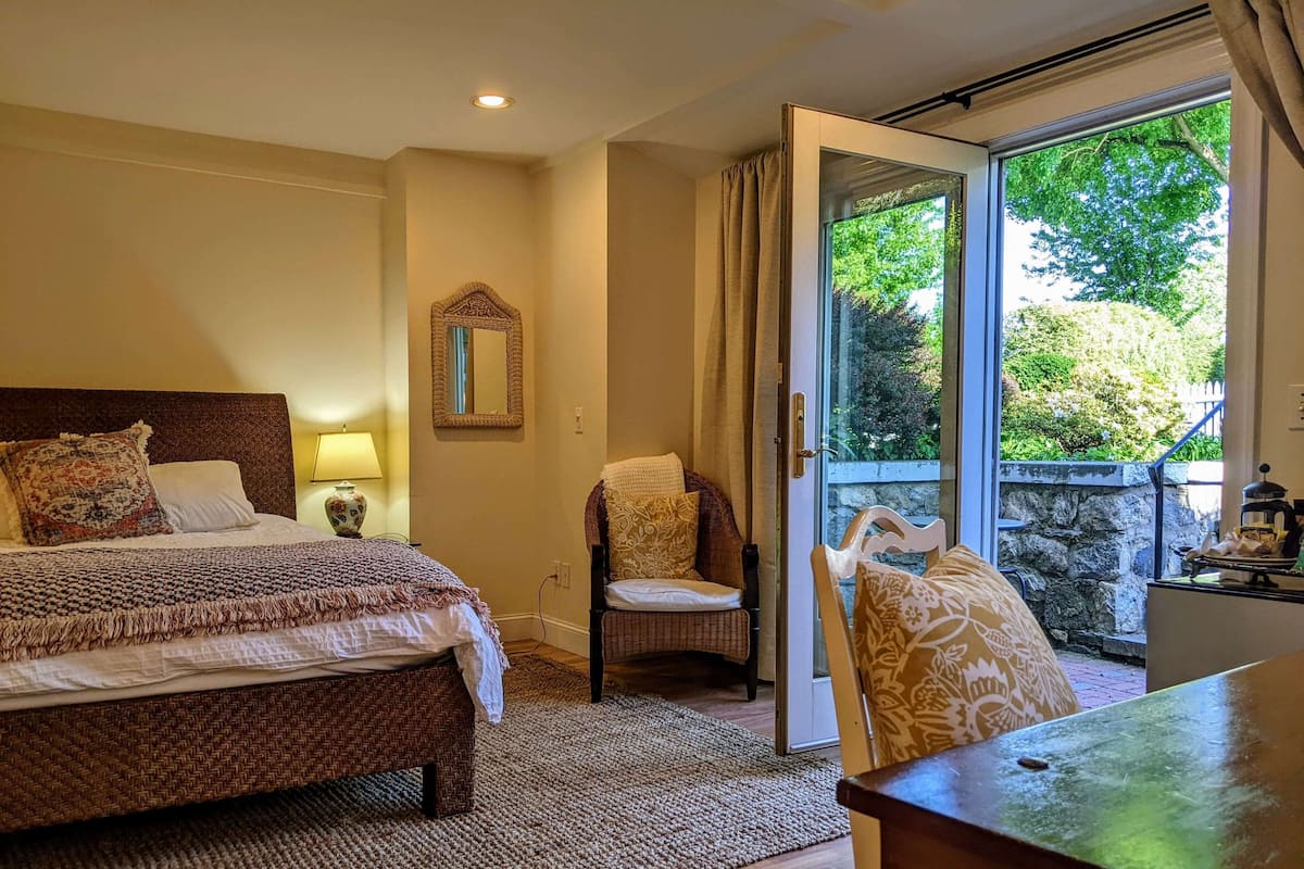 Standard Room, 1 Queen Bed, Non Smoking | 1 bedroom, individually decorated, individually furnished