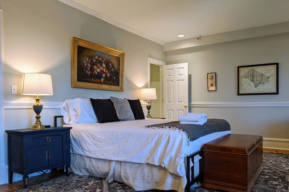 Premier Suite, 1 King Bed, Non Smoking, 2 Bathrooms | 1 bedroom, individually decorated, individually furnished