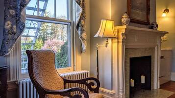 Premium Room, 1 King Bed, Non Smoking, Private Bathroom | Individually decorated, individually furnished, iron/ironing board